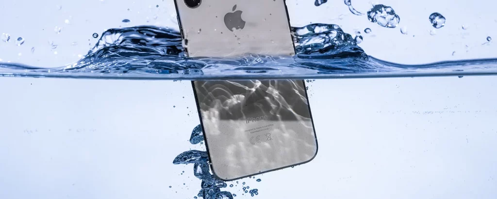 iPhone/smartphone immerged in water 
